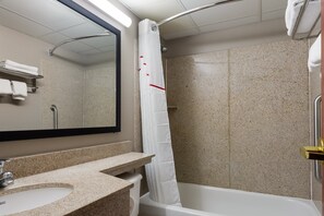 Combined shower/bathtub, free toiletries, hair dryer, towels