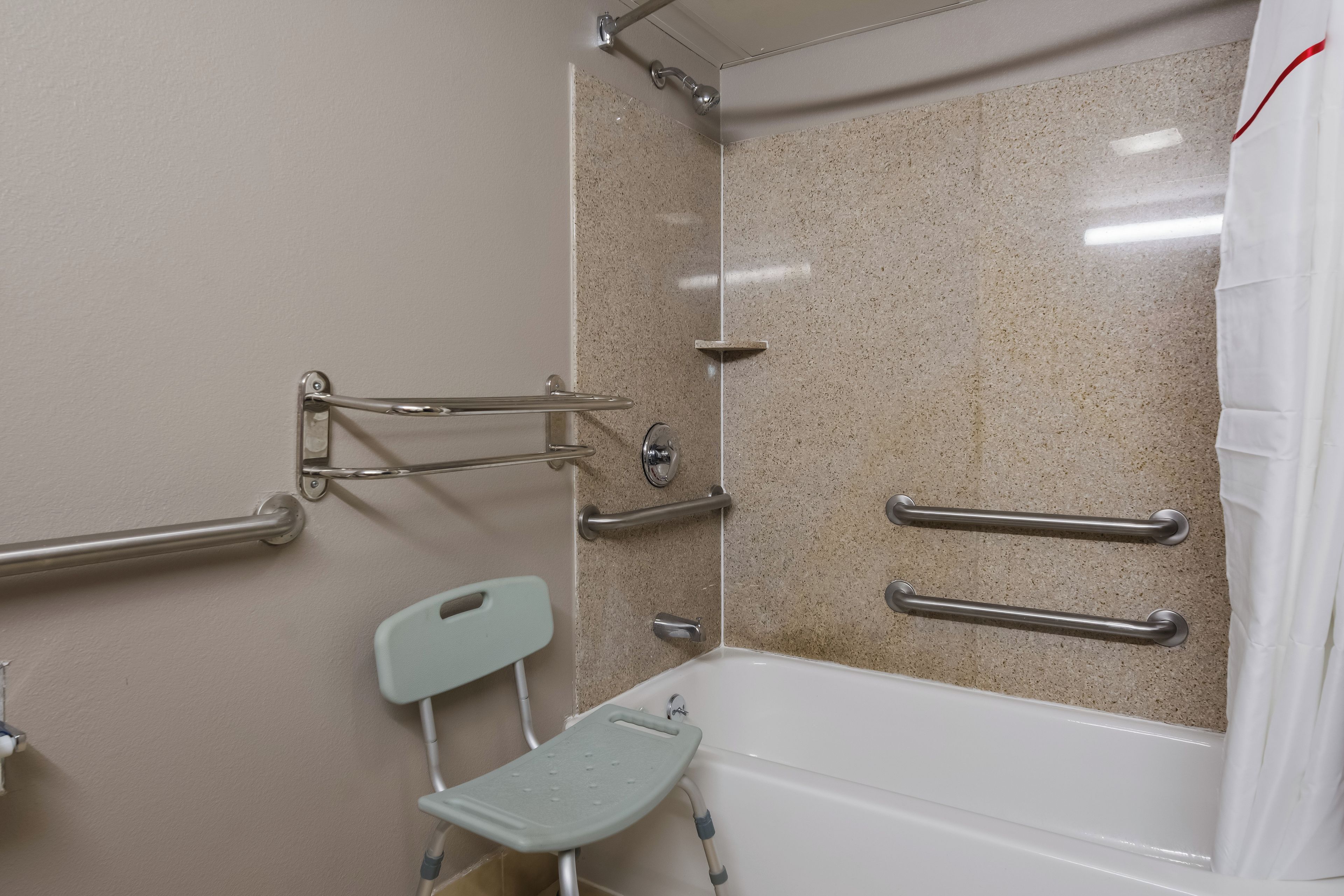 Duschwanne, kostenlose Toilettenartikel, Haartrockner, Handtücher