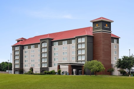 Exterior. La Quinta Inn & Suites by Wyndham Arlington North 6 Flags Dr