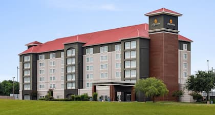 La Quinta Inn & Suites by Wyndham Arlington North 6 Flags Dr