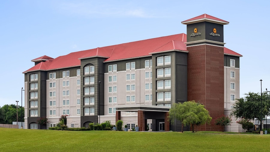 La Quinta Inn & Suites by Wyndham Arlington North 6 Flags Dr