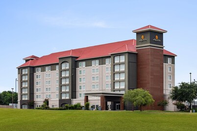 La Quinta Inn & Suites by Wyndham Arlington North 6 Flags Dr