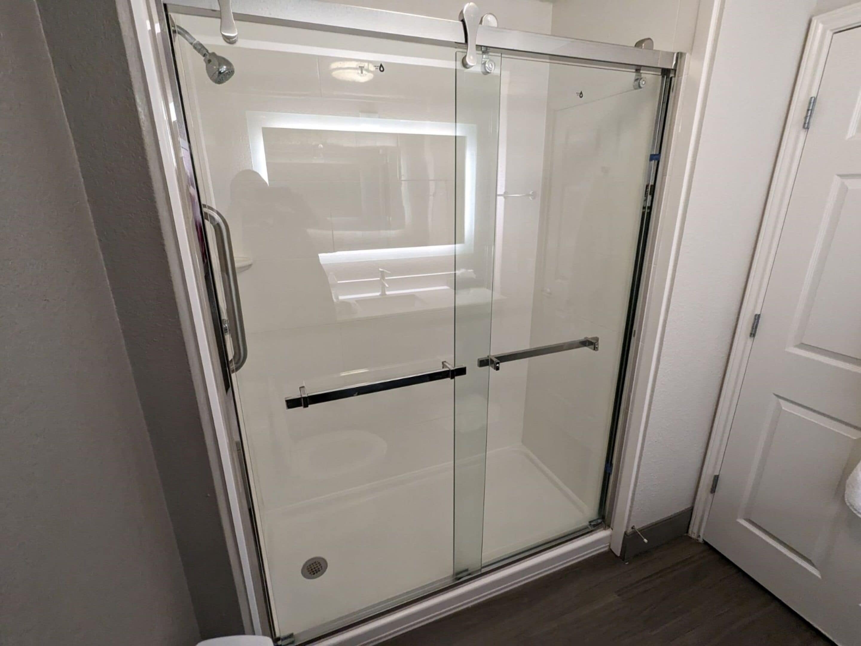 deluxe room, 1 king bed, non smoking | bathroom | combined shower/bathtub, free toiletries, hair dryer, towels