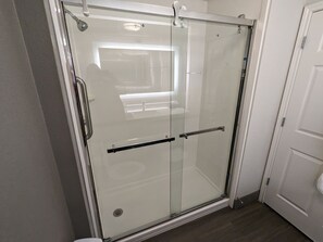 Deluxe Room, 1 King Bed, Non Smoking | Bathroom | Combined shower/tub, free toiletries, hair dryer, towels