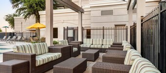 La Quinta Inn & Suites by Wyndham Arlington North 6 Flags Dr