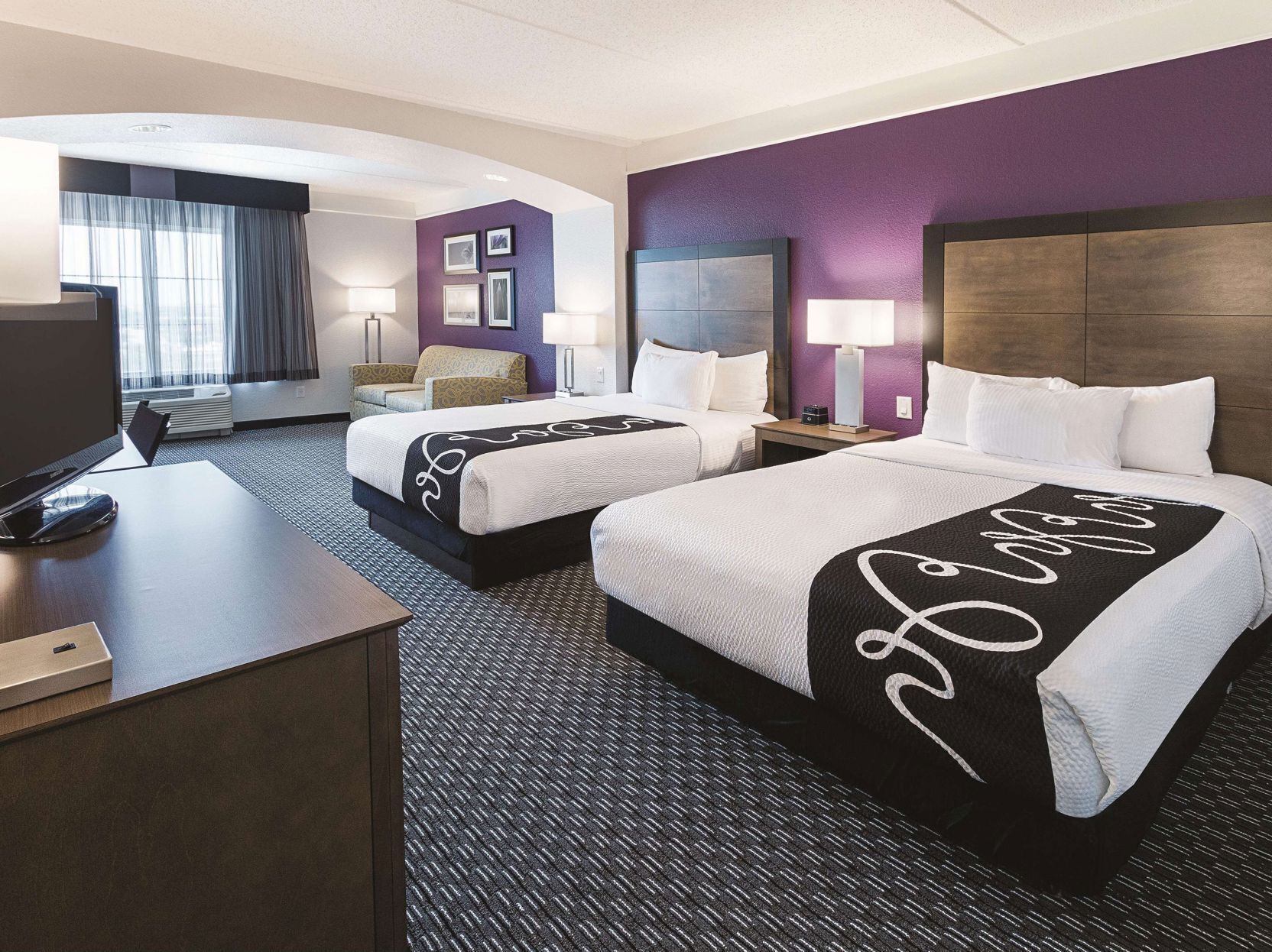 Hochwertige Bettwaren, Schreibtisch, Verdunkelungsvorhänge