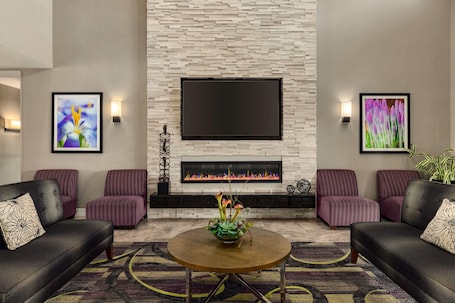 Lobby. La Quinta Inn & Suites by Wyndham Arlington North 6 Flags Dr