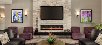 La Quinta Inn & Suites by Wyndham Arlington North 6 Flags Dr