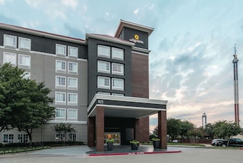 La Quinta Inn & Suites by Wyndham Arlington North 6 Flags Dr