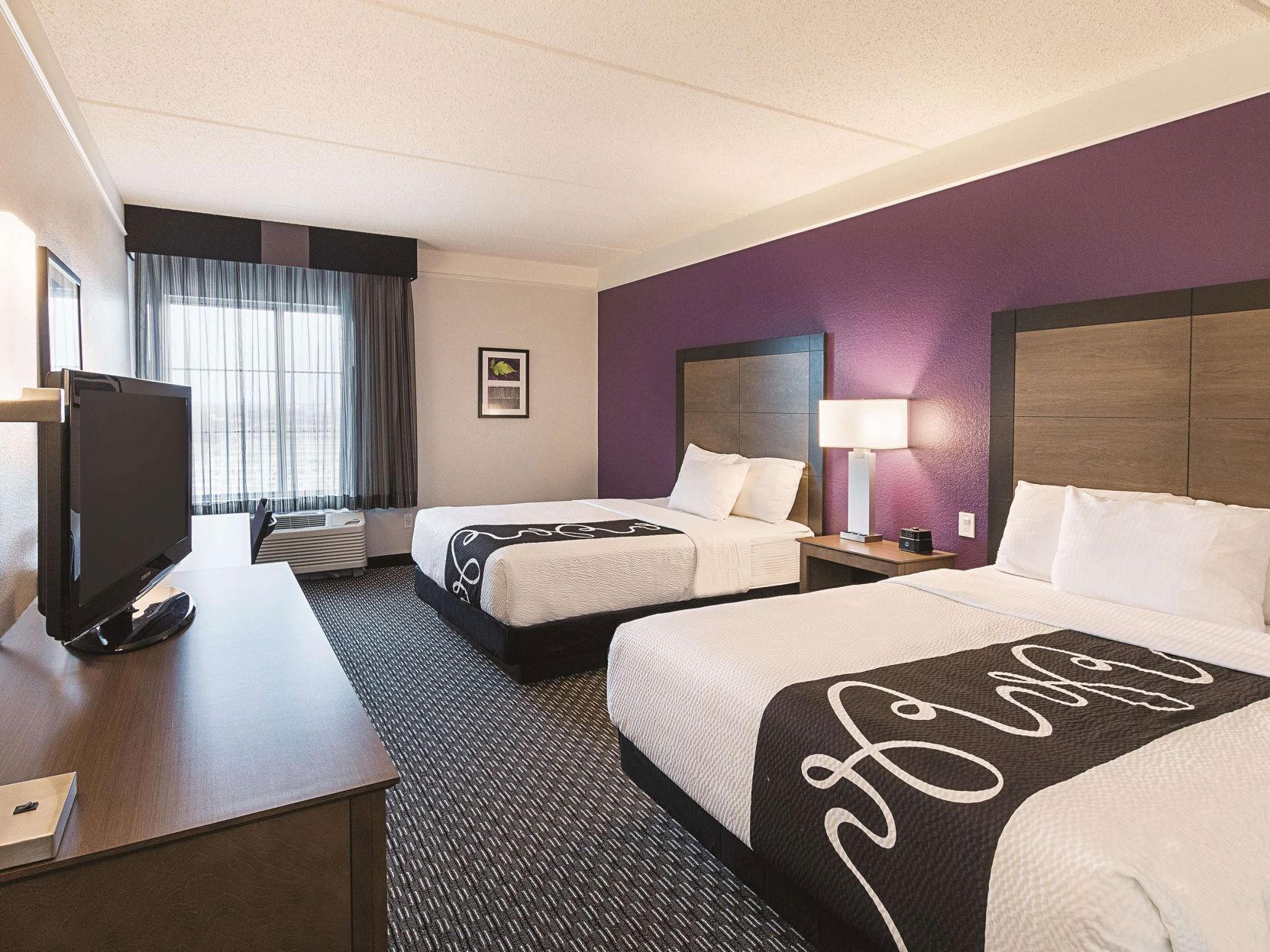 Hochwertige Bettwaren, Schreibtisch, Verdunkelungsvorhänge