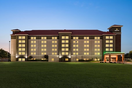Exterior. La Quinta Inn & Suites by Wyndham Arlington North 6 Flags Dr