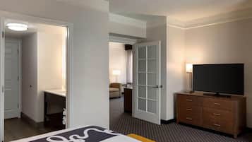 Phòng Suite Deluxe, 1 giường cỡ king, không hút thuốc (Deluxe Family Room, Park/Pool View) | Bộ đồ giường cao cấp, bàn, màn/rèm cản sáng