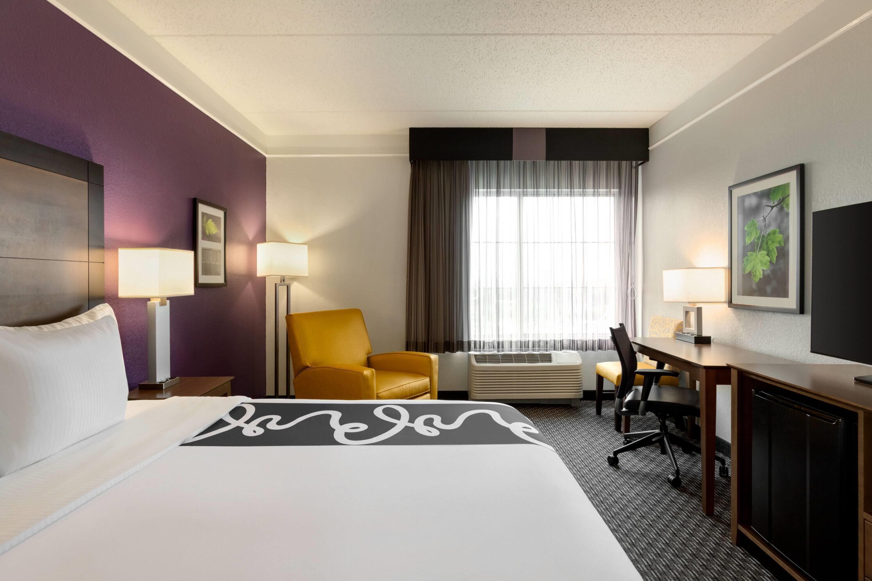 room, 1 king bed, accessible, non smoking (pool view, tub with grab bars) | premium bedding, desk, blackout curtains, iron/ironing board