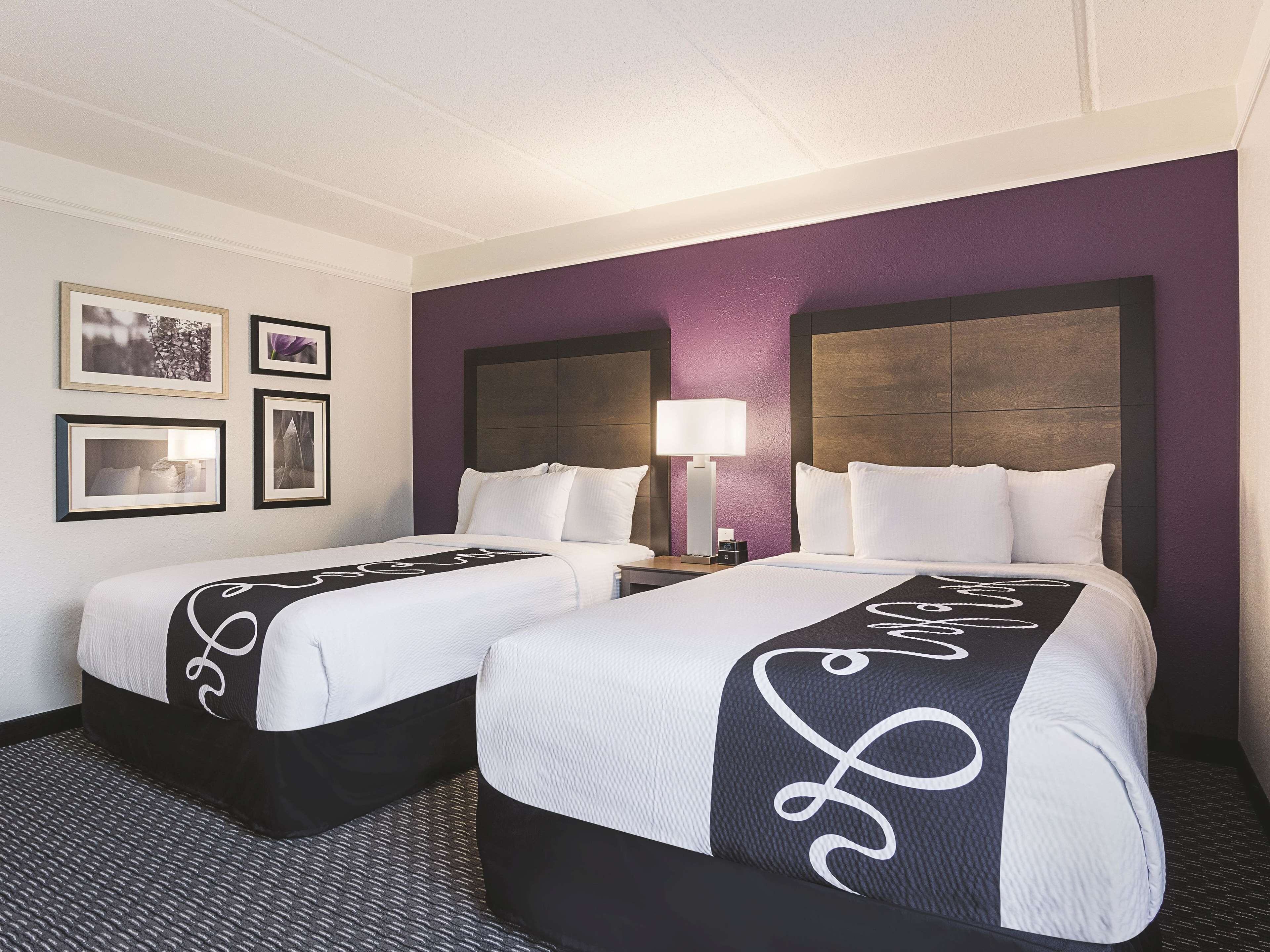 Hochwertige Bettwaren, Schreibtisch, Verdunkelungsvorhänge