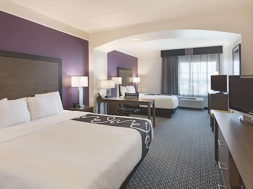 La Quinta Inn & Suites by Wyndham Arlington North 6 Flags Dr