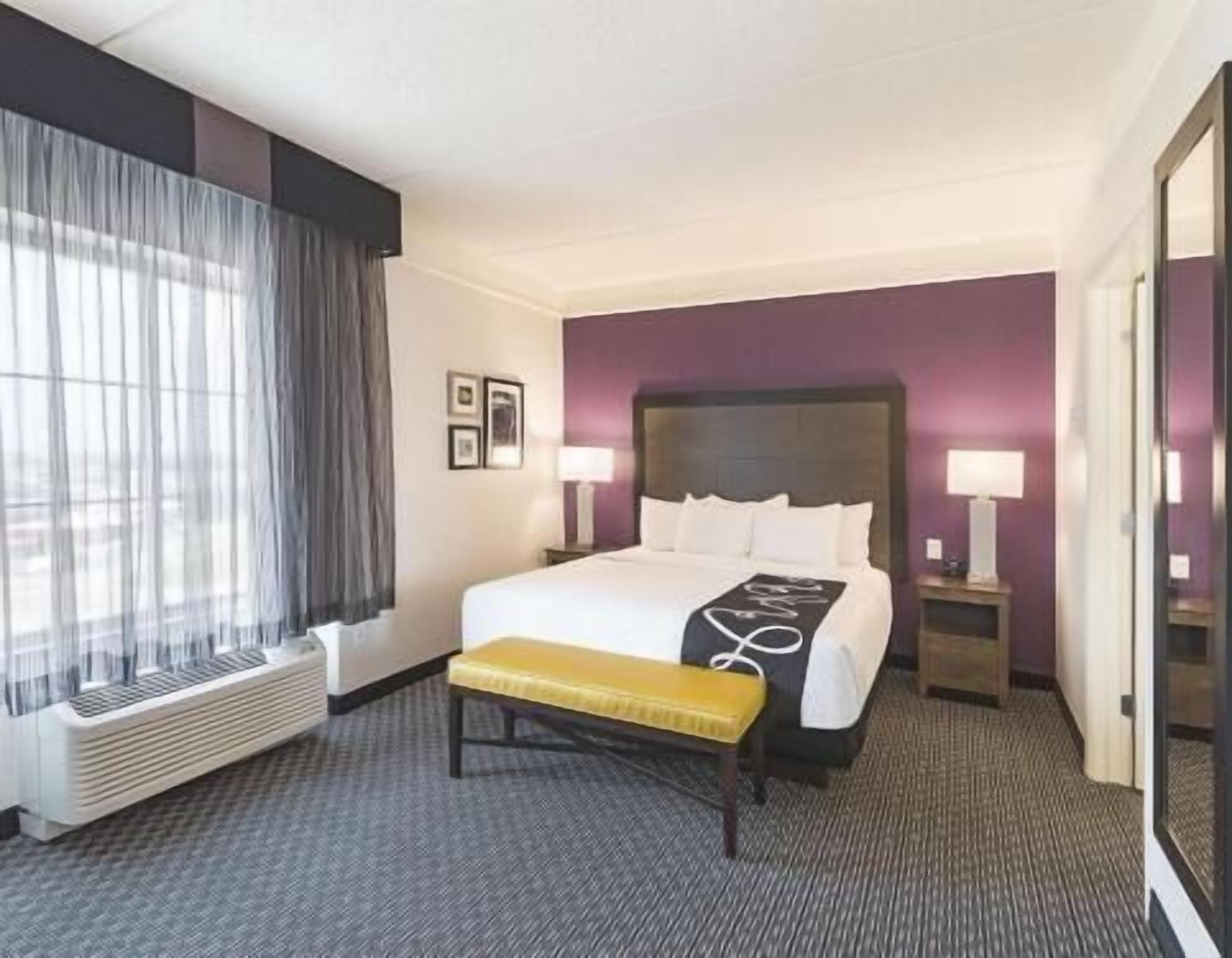 Hochwertige Bettwaren, Schreibtisch, Verdunkelungsvorhänge