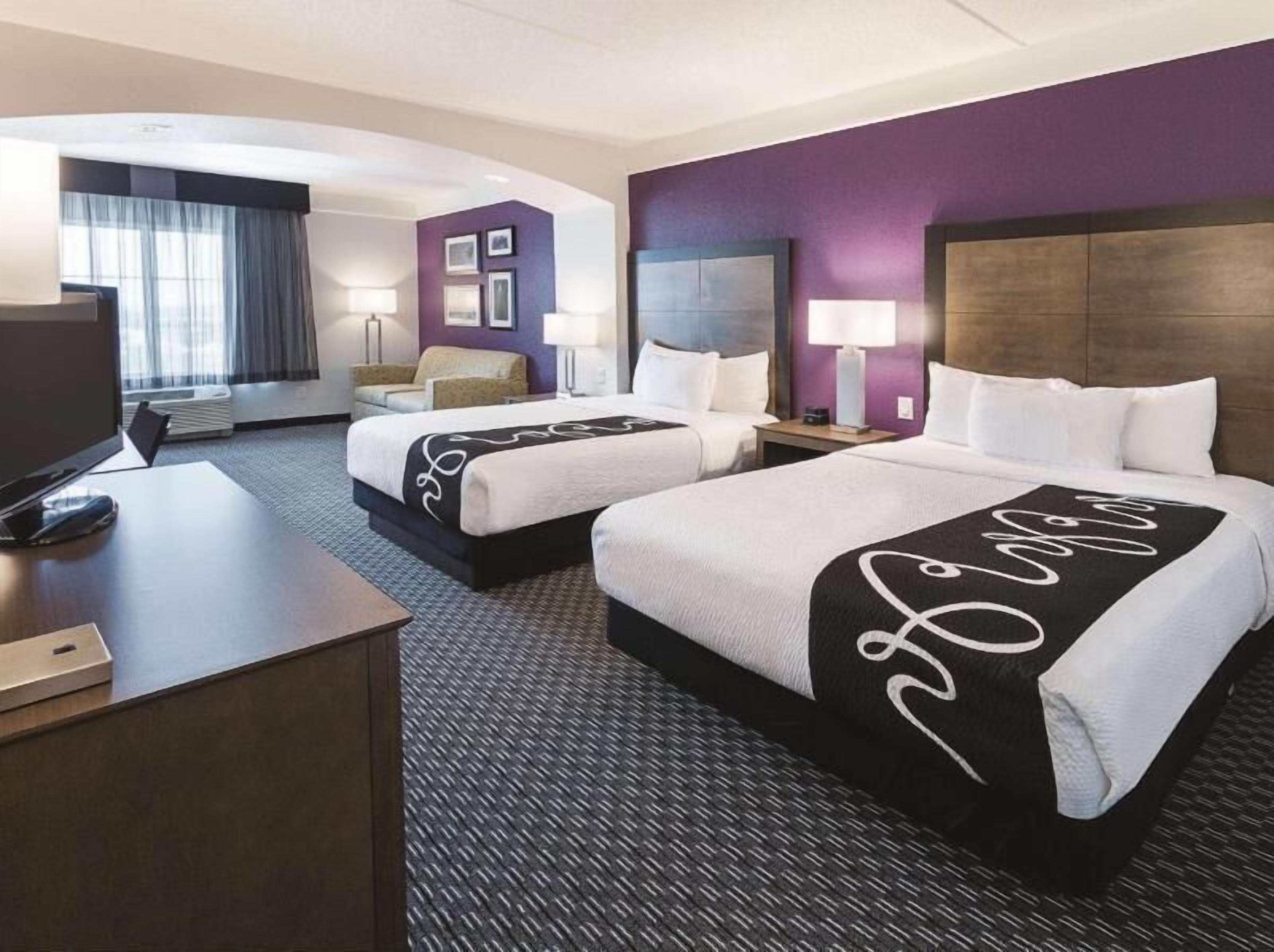 Hochwertige Bettwaren, Schreibtisch, Verdunkelungsvorhänge