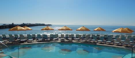 Piscine extérieure, piscine chauffée, parasols de plage, chaises longues