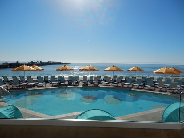 Piscine extérieure, piscine chauffée, parasols de plage, chaises longues