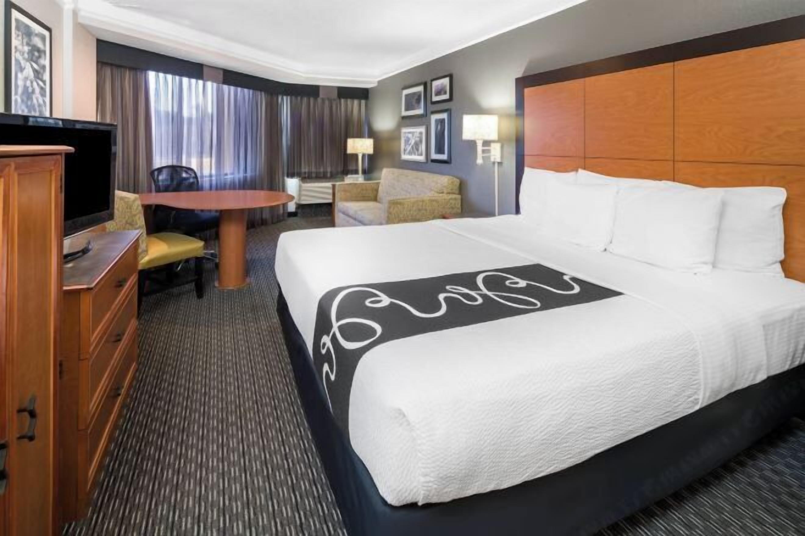 Literie de qualité supérieure, bureau, rideaux occultants