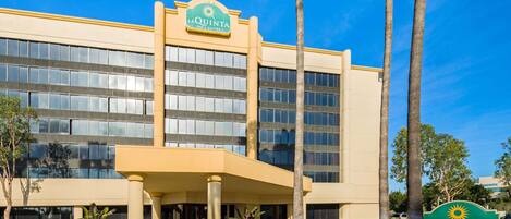 Edificio de La Quinta Inn & Suites con fachada moderna, ventanas amplias y una entrada destacada con porche cubierto.