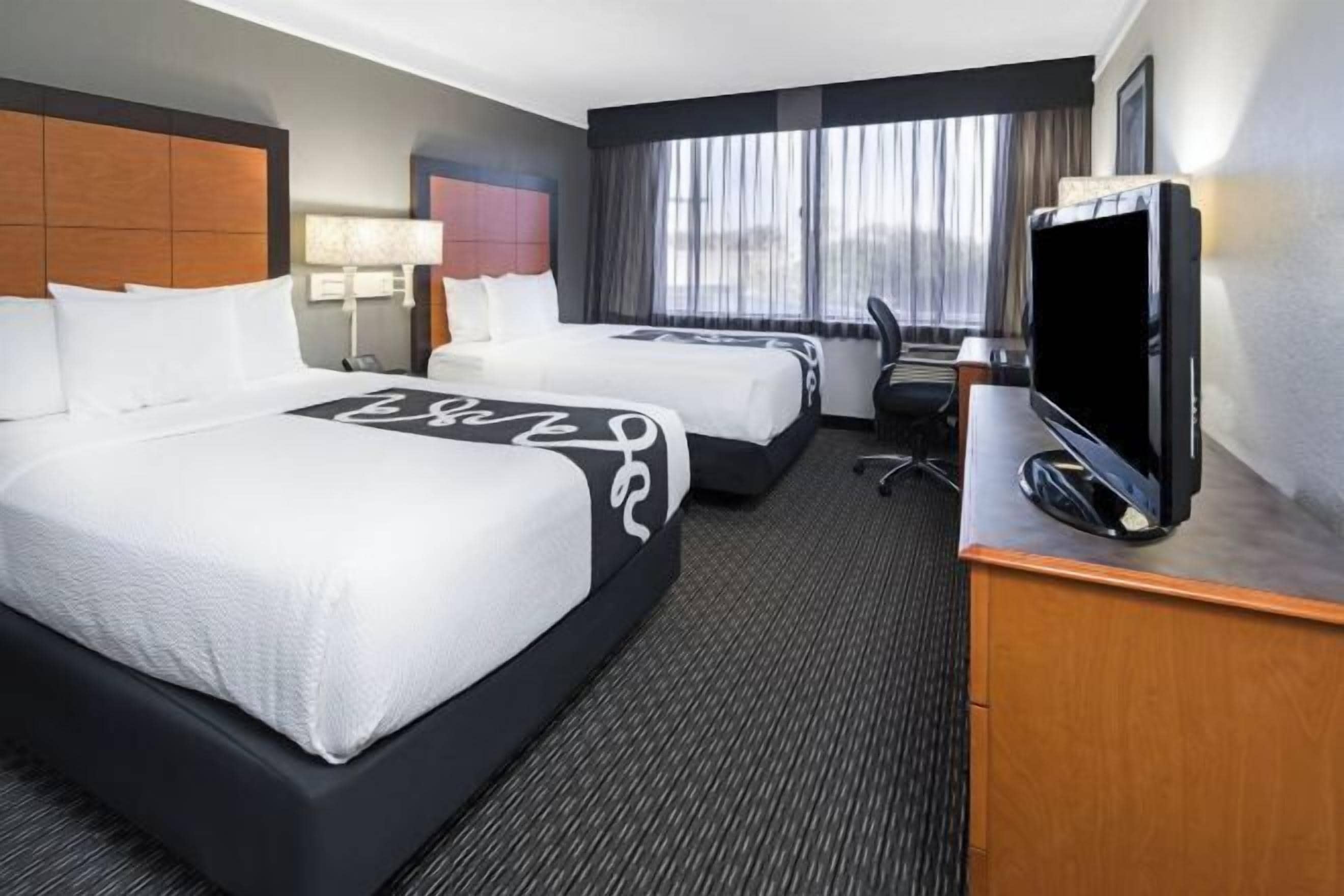 Literie de qualité supérieure, bureau, rideaux occultants