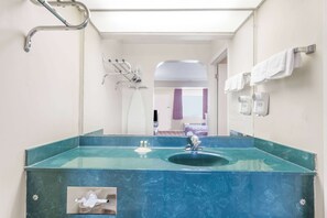 Cortinas opacas, tabla de planchar con plancha, camas supletorias