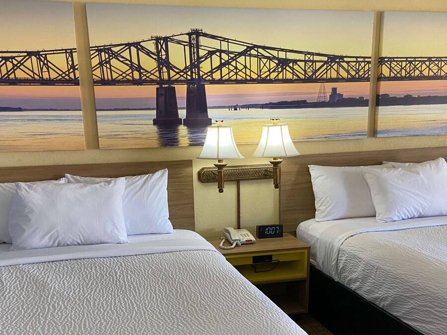 Cortinas blackout, tabla de planchar con plancha y camas extra