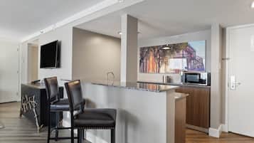 Suite, 1 Bedroom, Kitchenette (Dining) | Private kitchenette | Fridge, microwave, coffee/tea maker