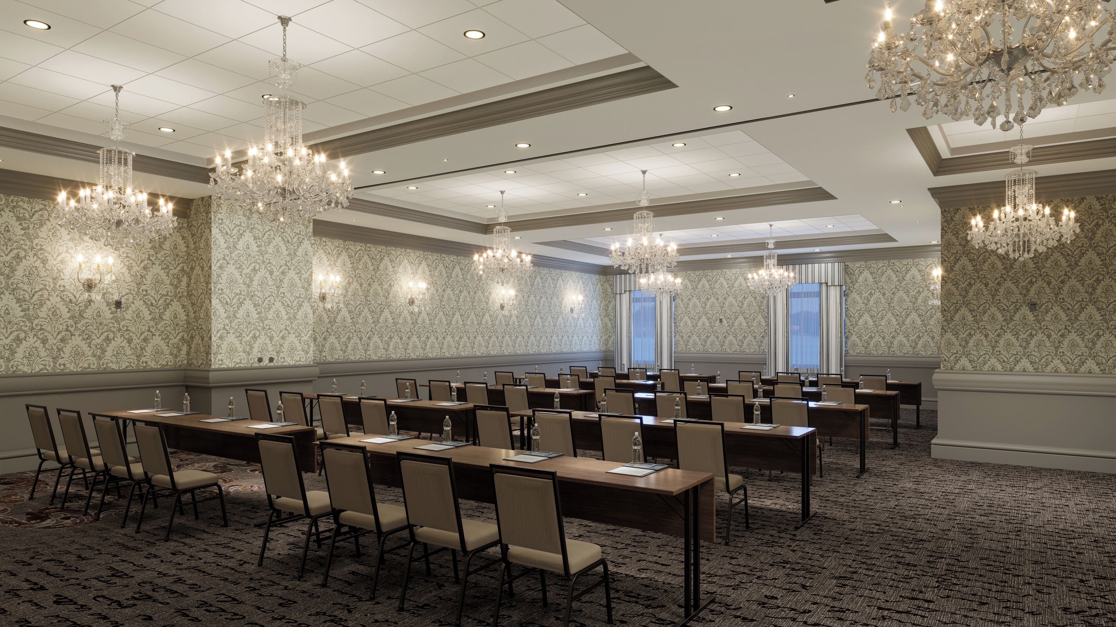 Un salón de conferencias con largas mesas, sillas, candelabros y papel tapiz estampado.