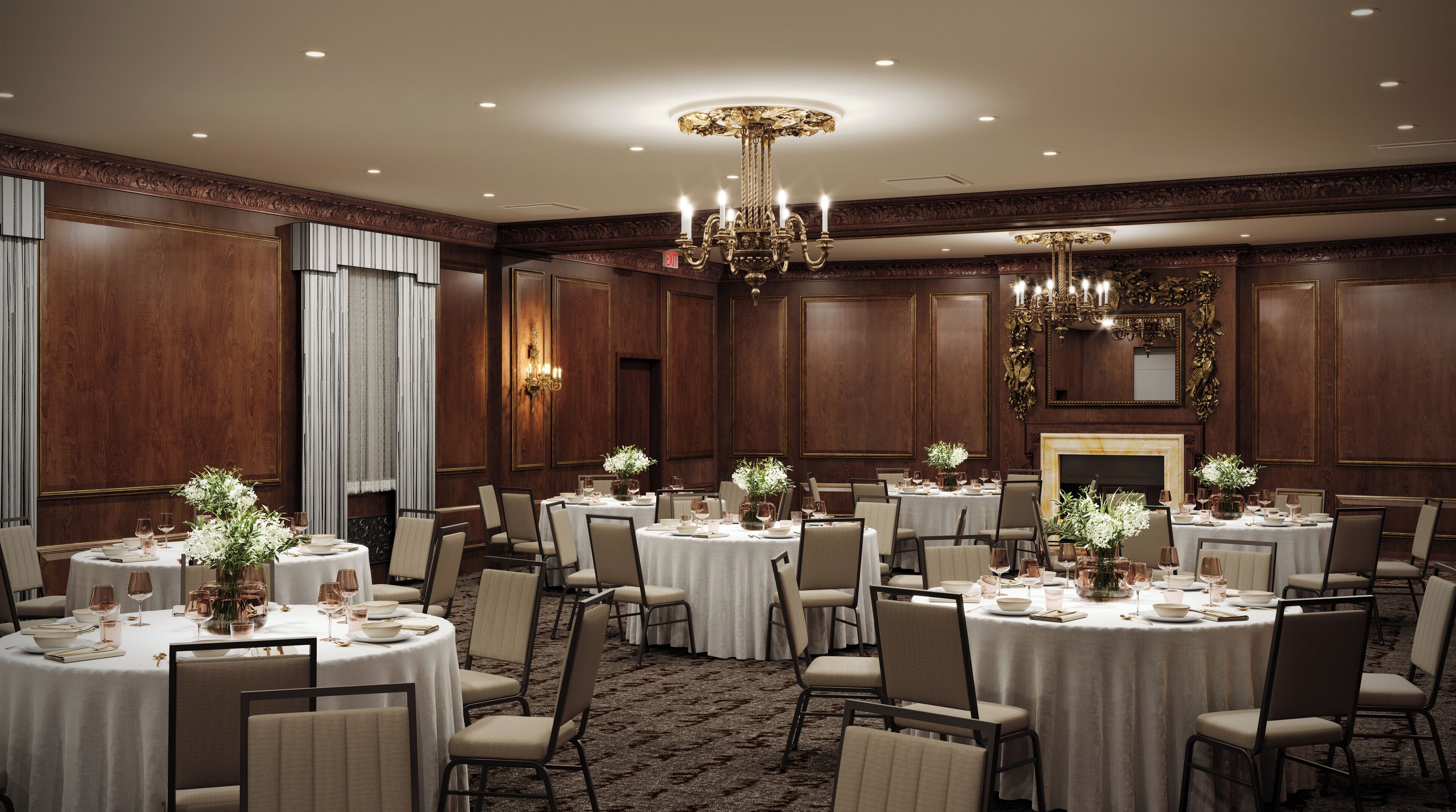 Un comedor formal con varias mesas redondas, cada una con mantel blanco, sillas y centros de mesa florales.