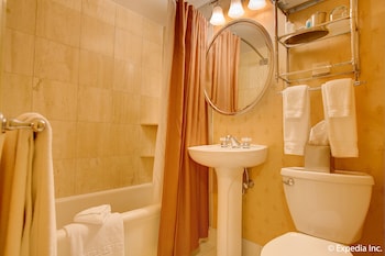 Shower, free toiletries, hair dryer, bathrobes at Omni Parker House 