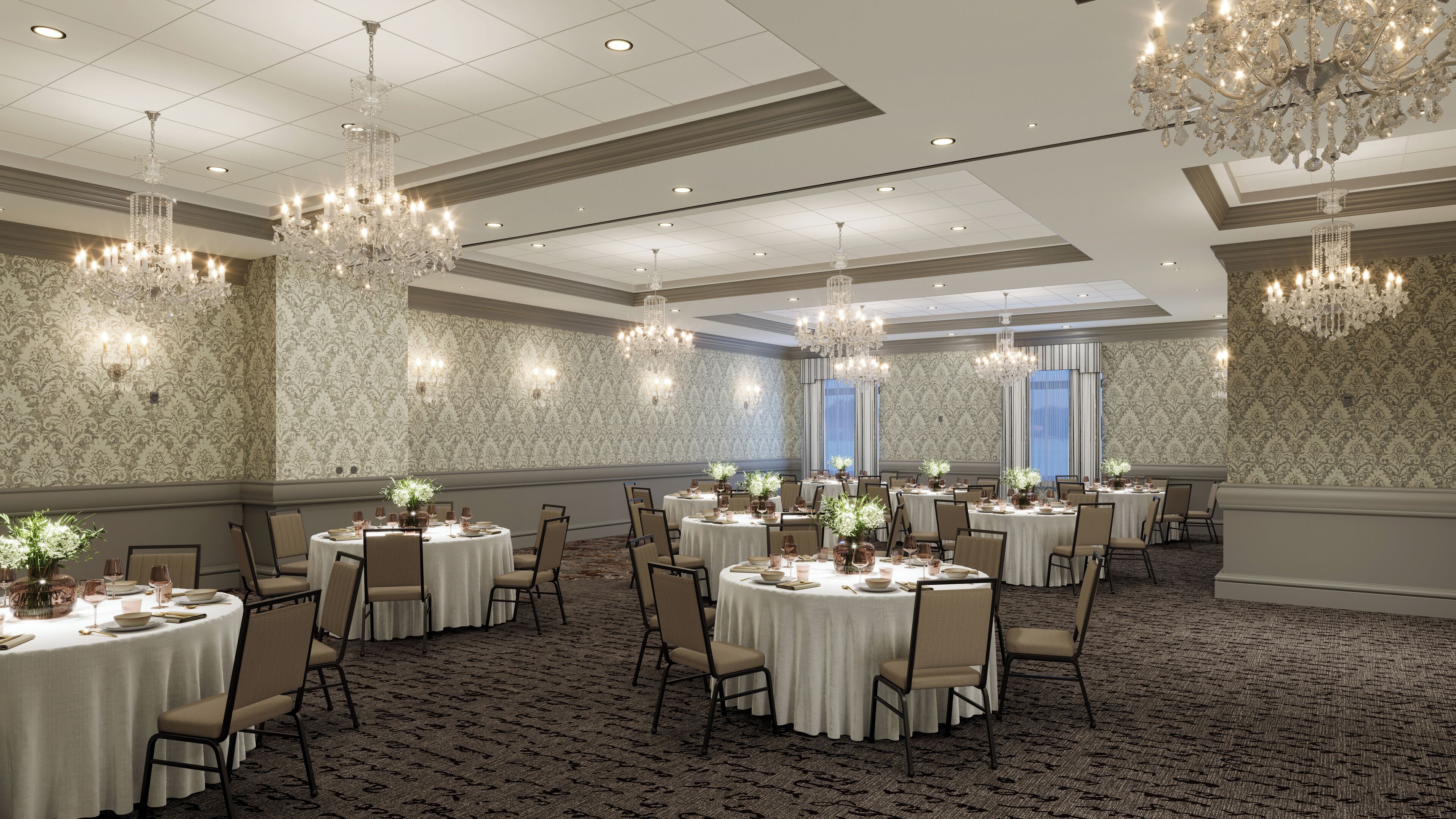 Un salón de banquetes con varias mesas redondas, candelabros y un papel tapiz estampado.