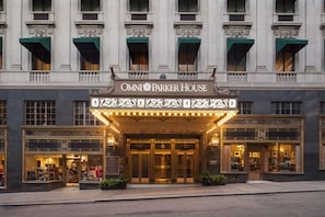 La façade de l’hôtel Omni Parker House présente un style architectural classique, avec des détails décoratifs élaborés et une entrée imposante.