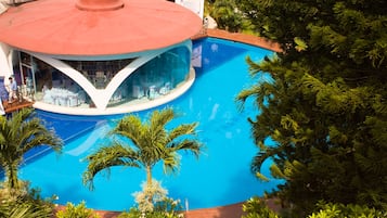 Una piscina al aire libre