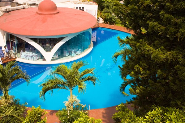 Una piscina al aire libre