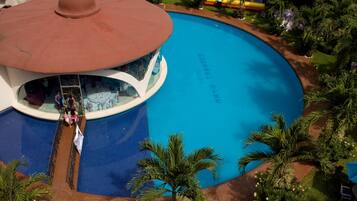 Hồ bơi ngoài trời