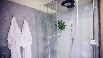 Suite | Badkamer | Een regendouche, gratis toiletartikelen, een haardroger, handdoeken