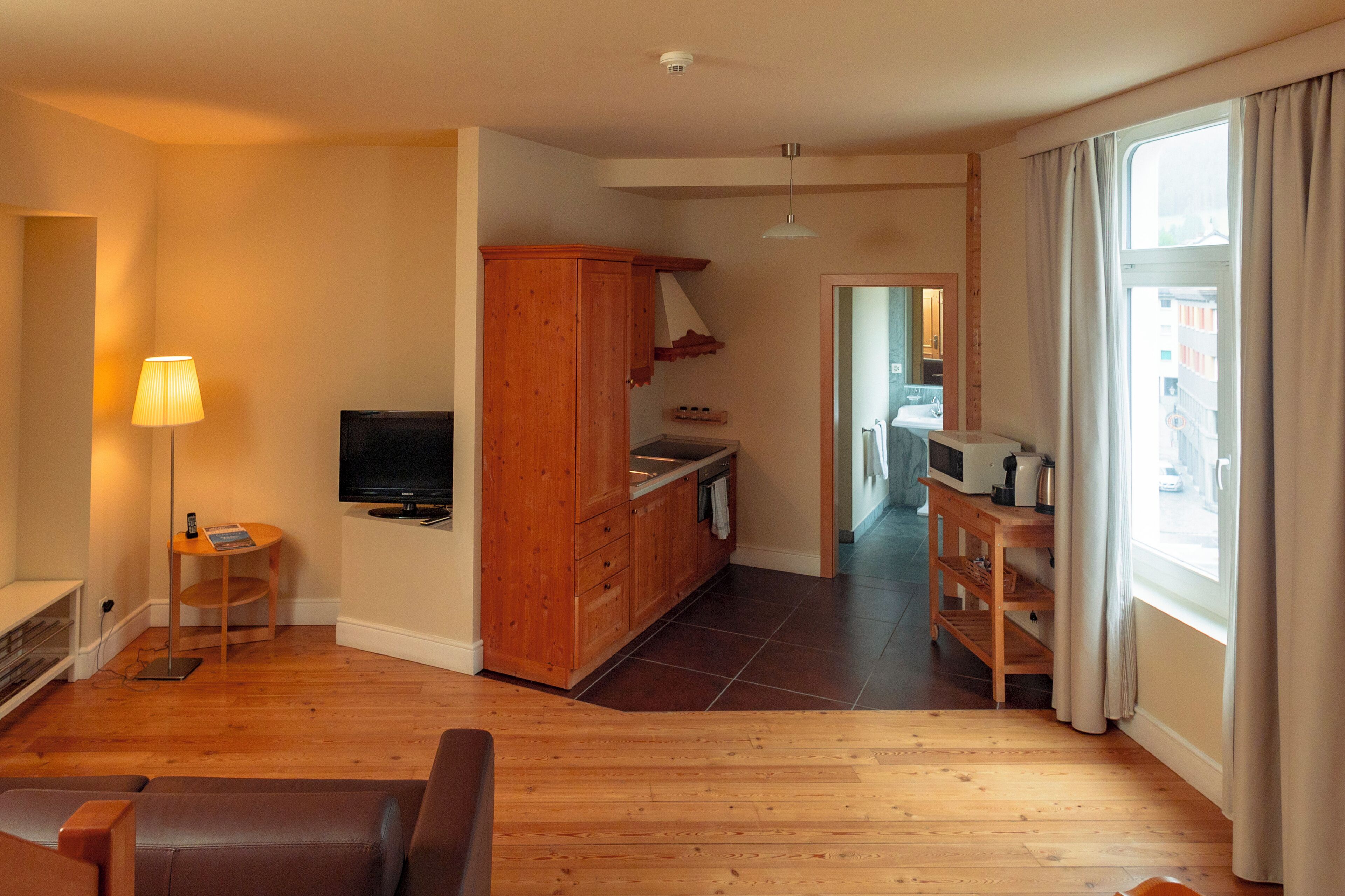 deluxe suite, 1 bedroom | living area | flat-screen tv