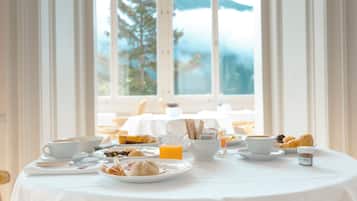 Daily buffet breakfast (CHF 25 per person)