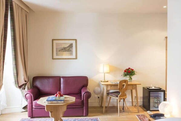 Deluxe Triple | Living area | 30-inch flat-screen TV with satellite channels, TV - TH Samedan - Hotel Bernina 1865 (Samedan)