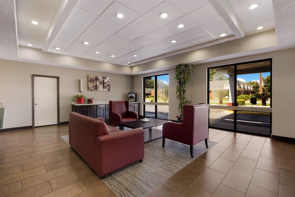Lobby - Red Roof Inn & Suites Statesboro - University (Statesboro)
