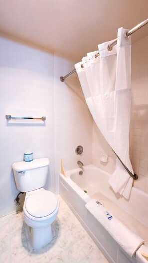 Habitación estándar, 2 camas Queen size, para no fumadores | Baño | Tina con regadera, amenidades de baño gratuitas, secadora de cabello 