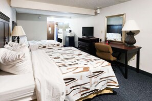 Habitación estándar, 2 camas Queen size, para no fumadores | Escritorio, tabla de planchar con plancha, wifi gratis y ropa de cama 