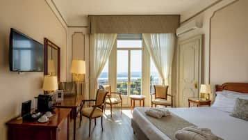 Doppia Standard, vista lago | Biancheria da letto di alta qualità, minibar, una cassaforte in camera