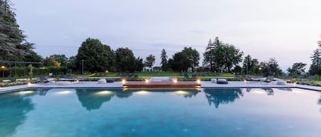 Una piscina al aire libre de temporada