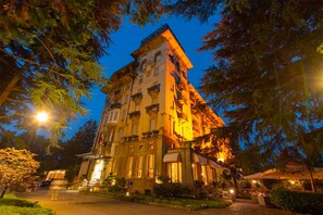 Fassade der Unterkunft – Abend/Nacht