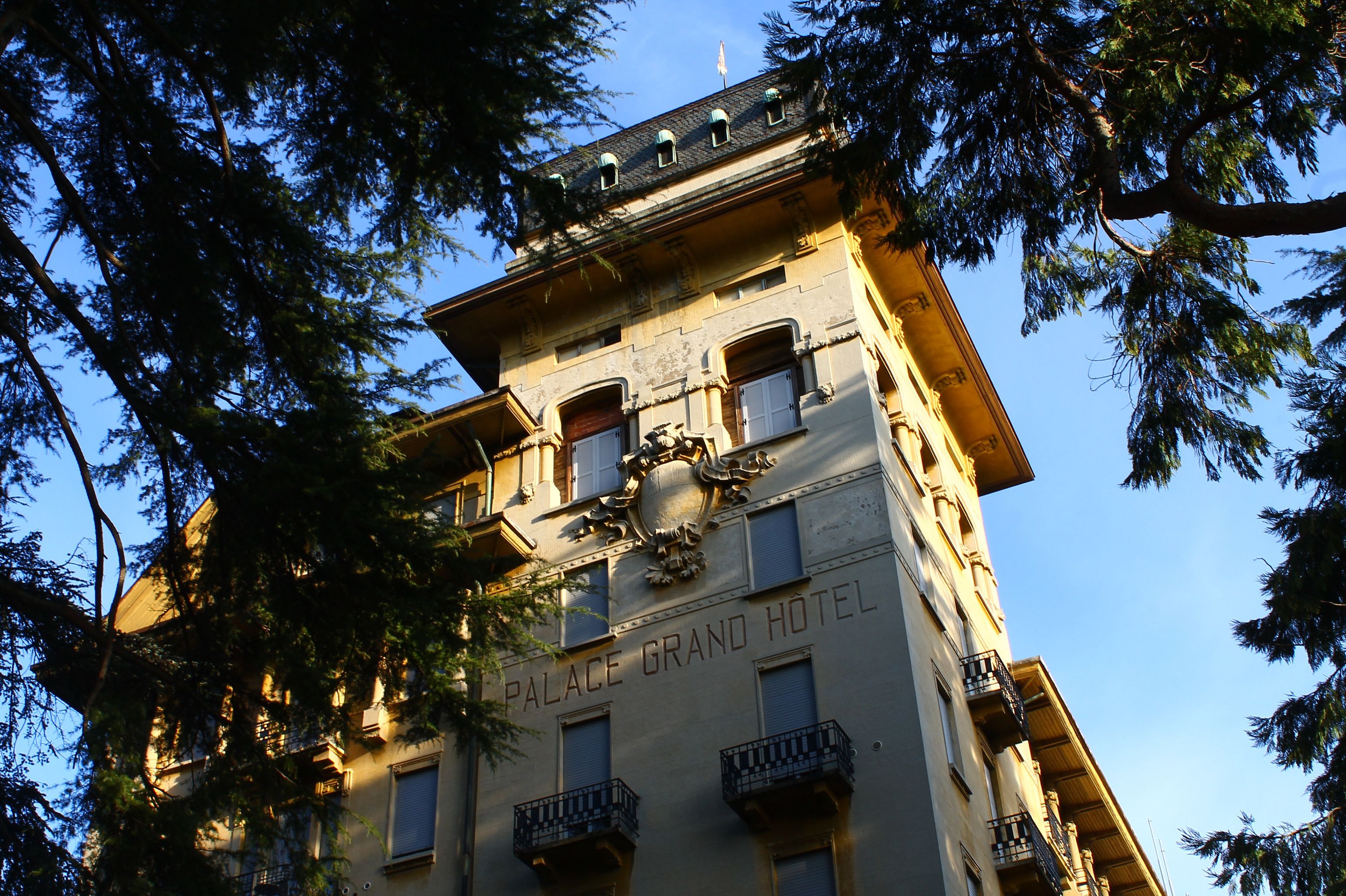A building with the sign "PALACE GRAND HOTEL" indicating it is a hotel.