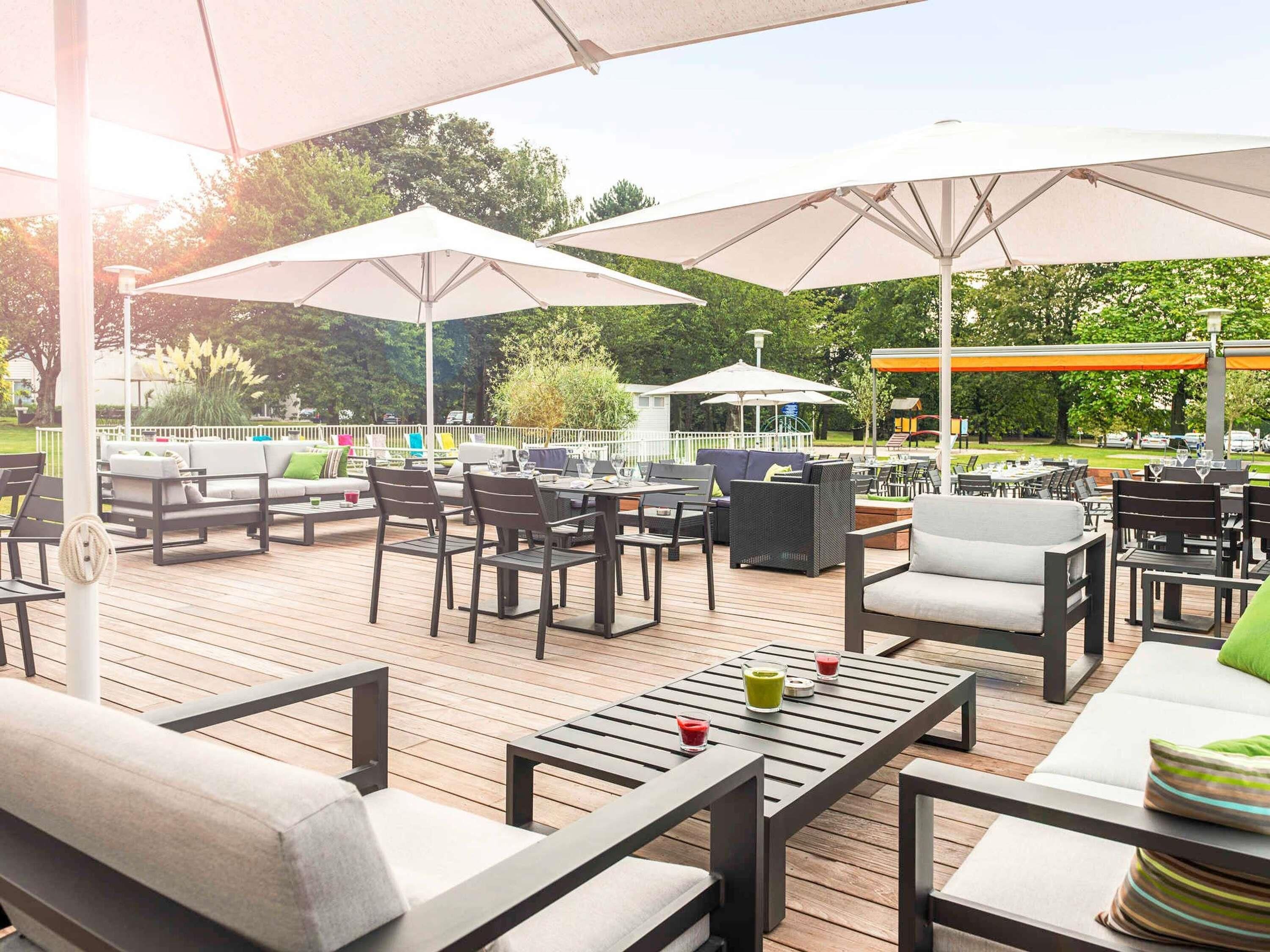 Petit déjeuner, déjeuner et dîner servis sur place, vue sur la piscine