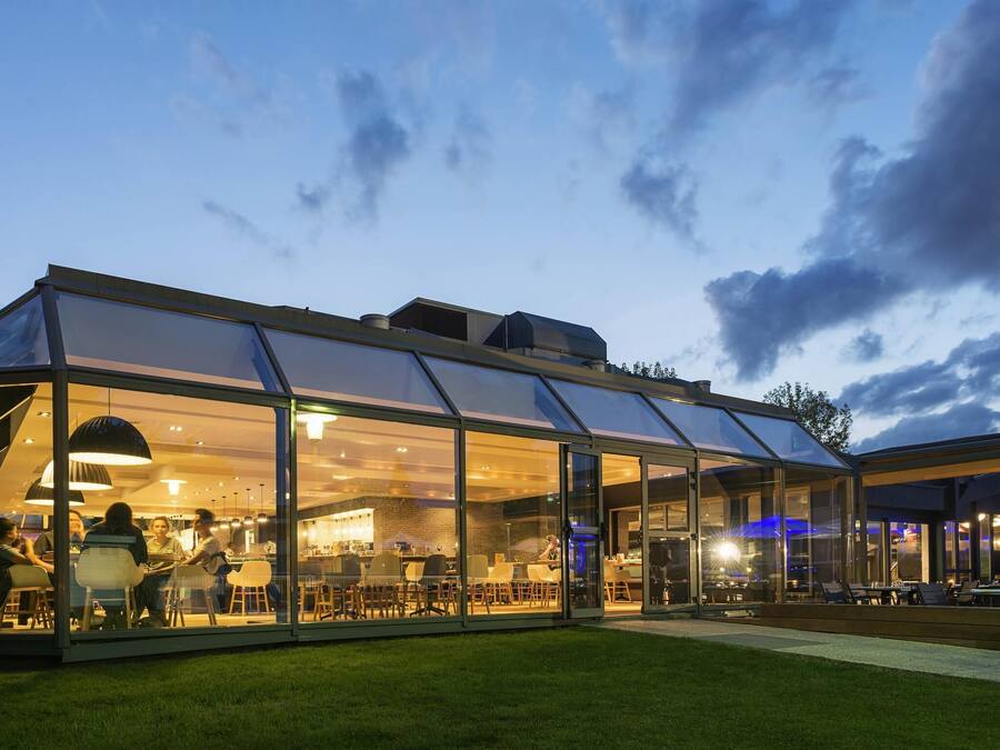 Serveert ontbijt, lunch, Franse gerechten, uitzicht op het zwembad